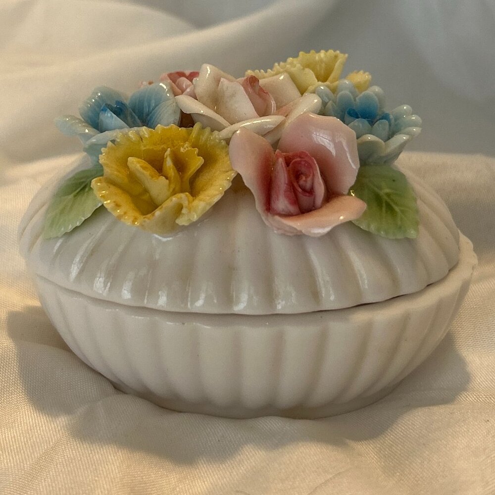 Porcelain Floral Ring Box - Picture 5 of 6